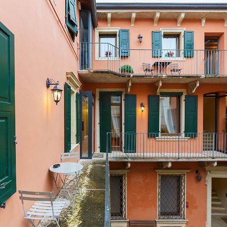 Domus Verona - Elegante Residenza Satiro ภายนอก รูปภาพ