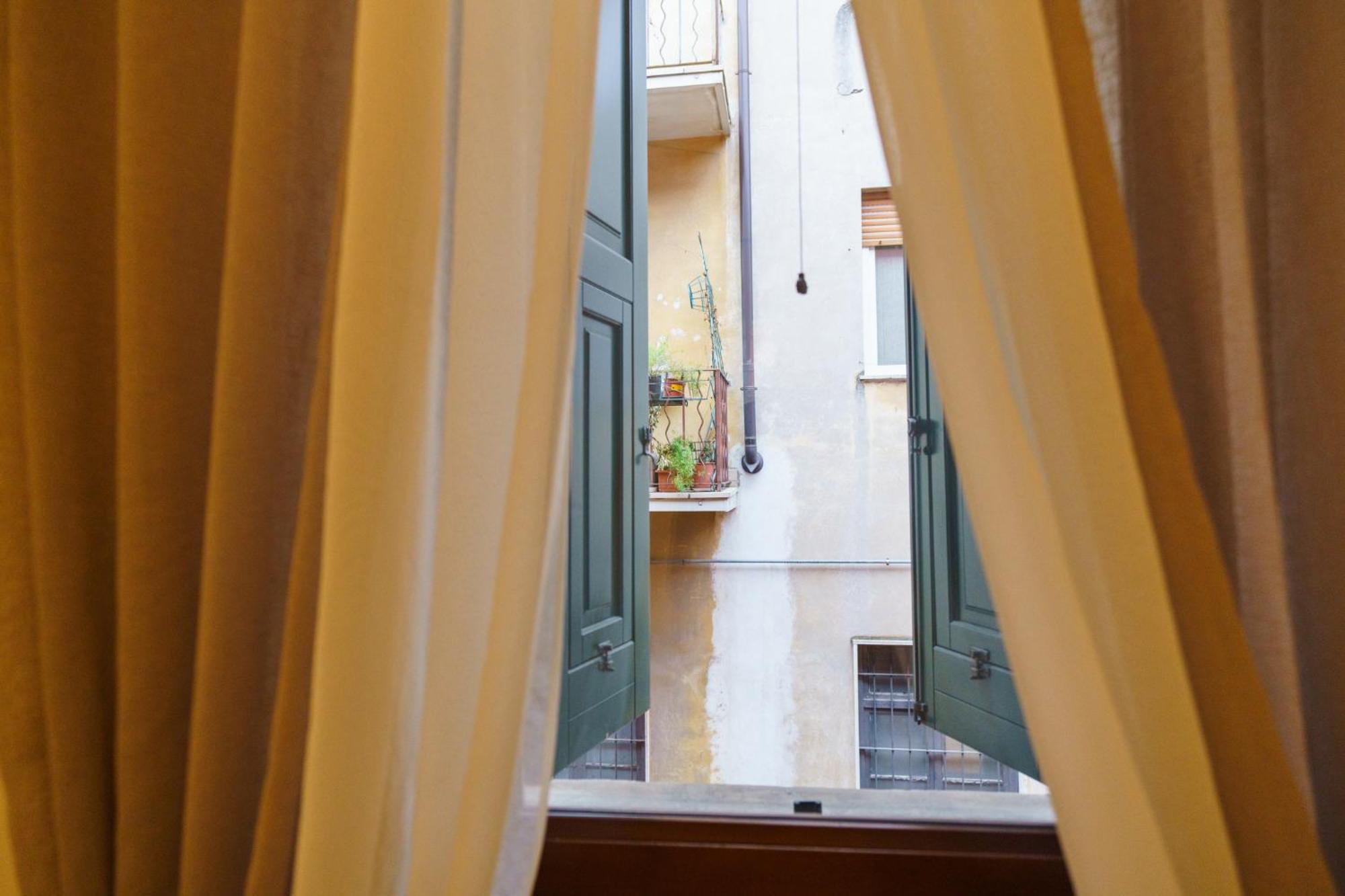 Domus Verona - Elegante Residenza Satiro ภายนอก รูปภาพ